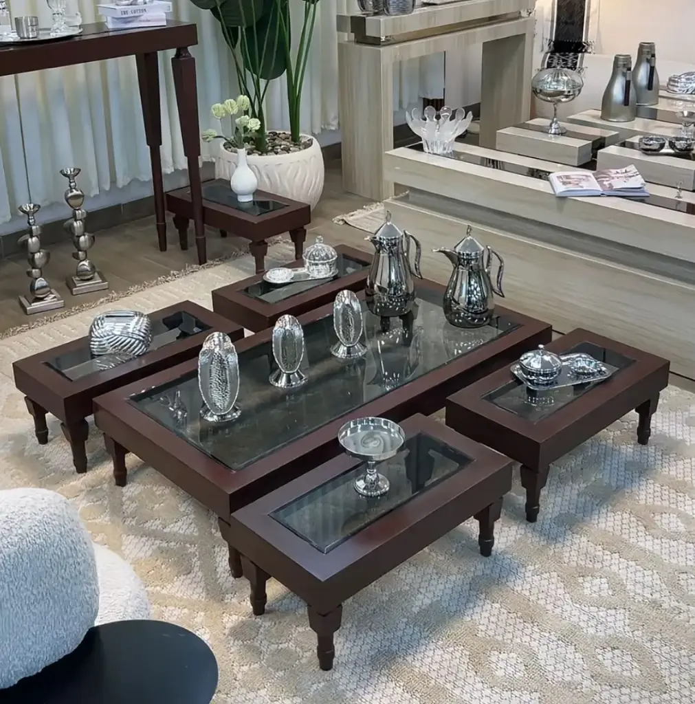 طقم طاولات ارجل خشب على زجاج أرضي (4+1)