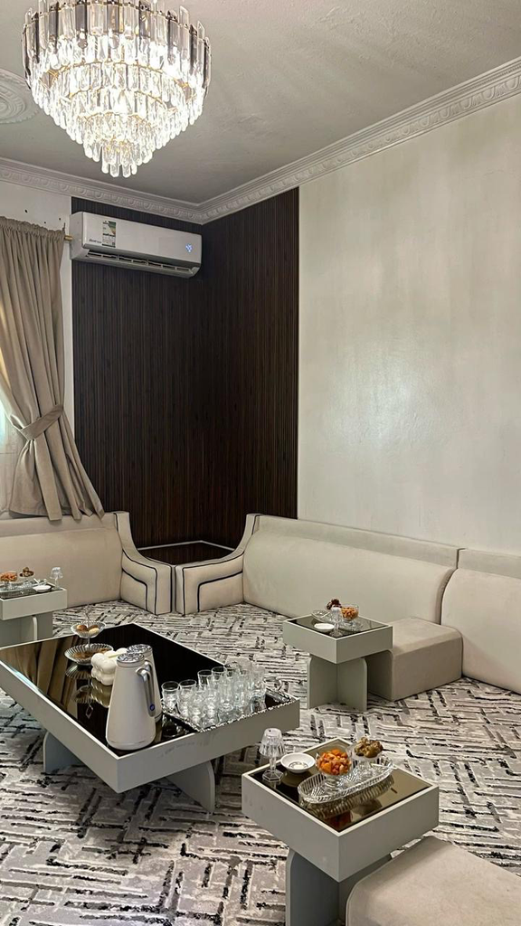 طقم طاولات ارضية زجاجية 4+1 قطعة