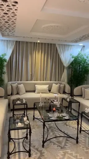 طقم طاولات حديد مع زجاج شفاف (4+1))